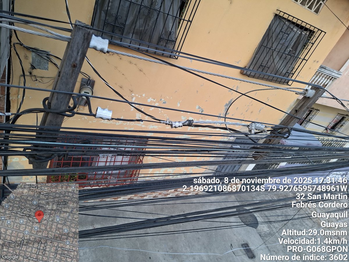 Xcorp_Plus's tweet photo. @CNEL_EP  estos cables de la acometida electrica estan caidos, parece que por cambio de poste, pilas ahí,  estan bajos y mezclados con los cables de telecomunicaciones, esto en las calle Gral. José de San Martín y la 32. @EmergenciasEc @servicioscnelep https://t.co/XMg1ikO1aq