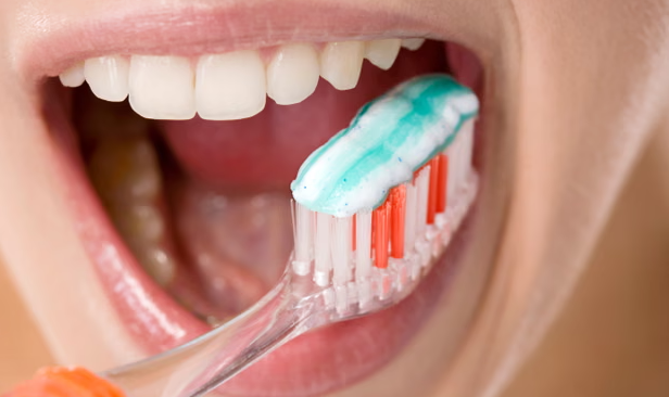 drdrumi's tweet photo. 🦷Is brushing your teeth more often better? No. Over-brushing can lead to receding gums. Brushing thoroughly twice a day is enough. 🪥 🦷#DentalCare #DentalProtection #Science https://t.co/6zN8Qiqoaq