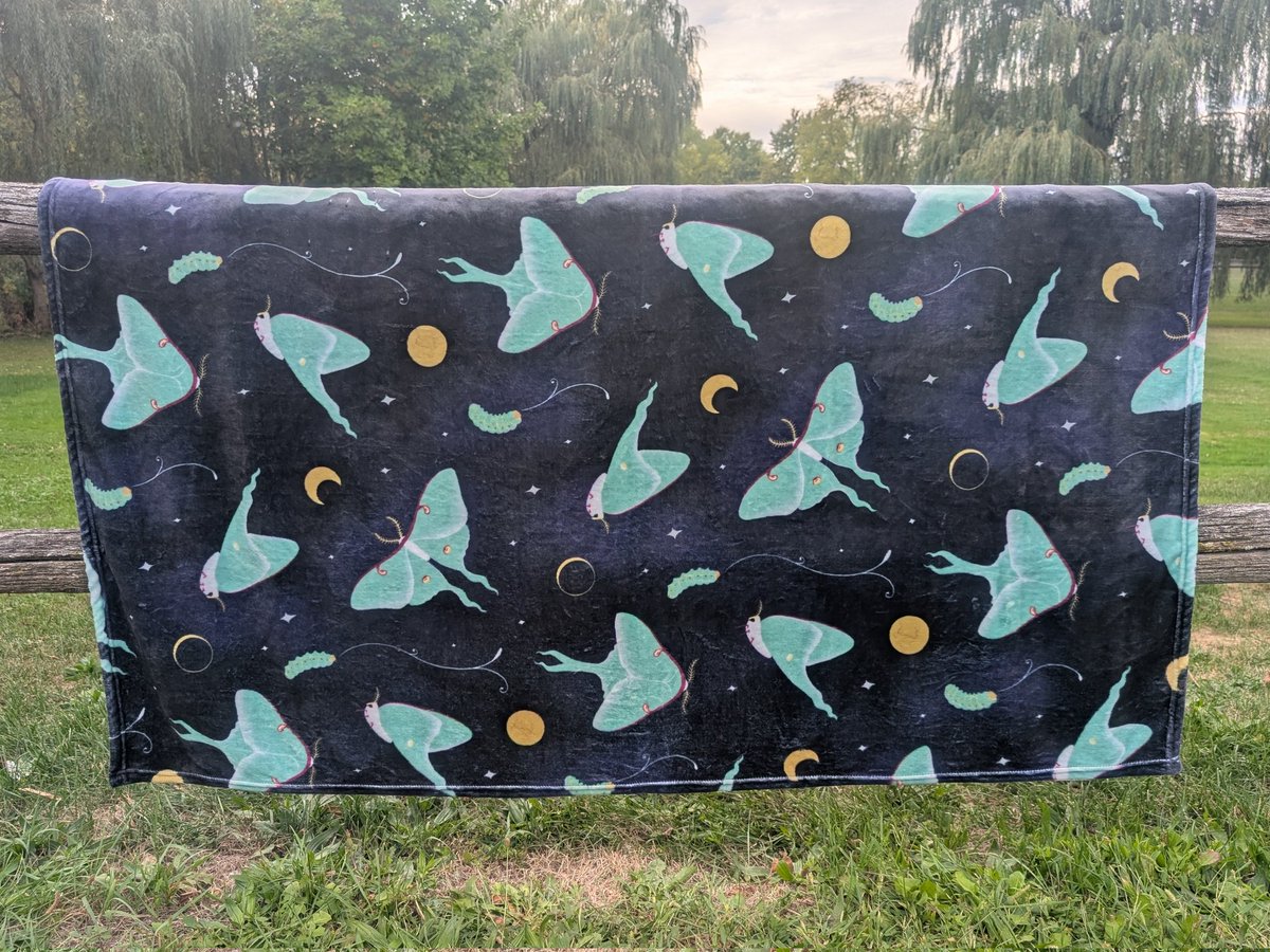 ciderhoots's tweet photo. Pre-orders are finally live for these super soft throw blankets!!

Price is currently $40, but will be going up once they arrive (by how much depends on how tariffs hurt me :'>) https://t.co/gAI1WVMrqz
