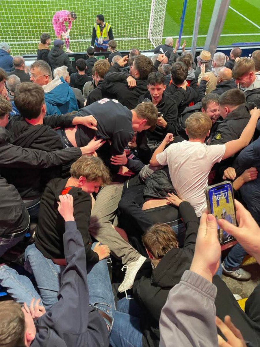 Wearethehatters's tweet photo. Luton Town limbs at Stockport today.

#COTH #WATH https://t.co/VjnOh4l0iF
