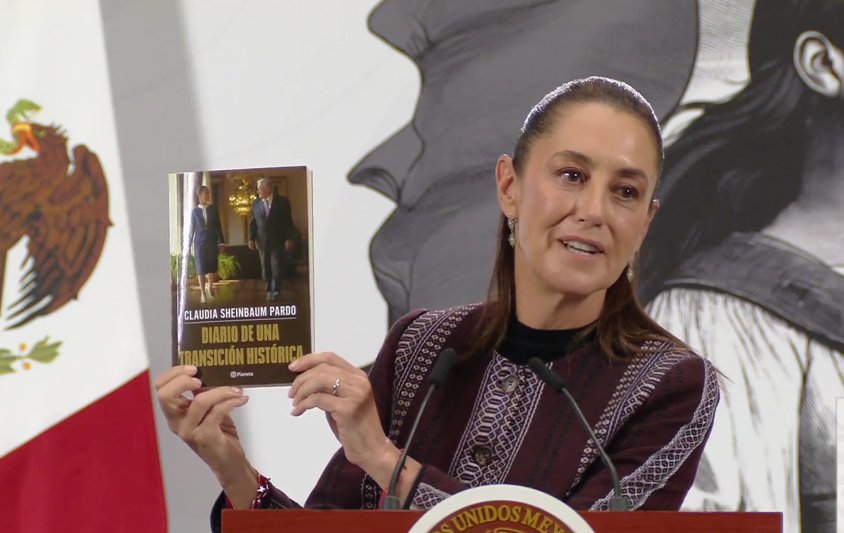 Me impactó la frialdad de esa sonrisa presentando un libro, justo después de esquivar la pregunta de la niña que falleció en Hermosillo por falta del suero antialacrán, pero tal vez tal vez era la atmósfera en la que su libro merecía ser presentado.
