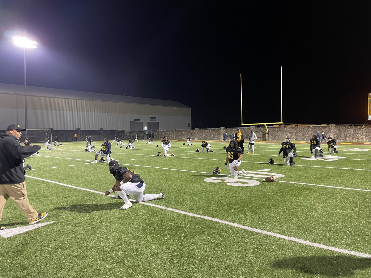 BobGreenburg's tweet image. Farrell is on the field!