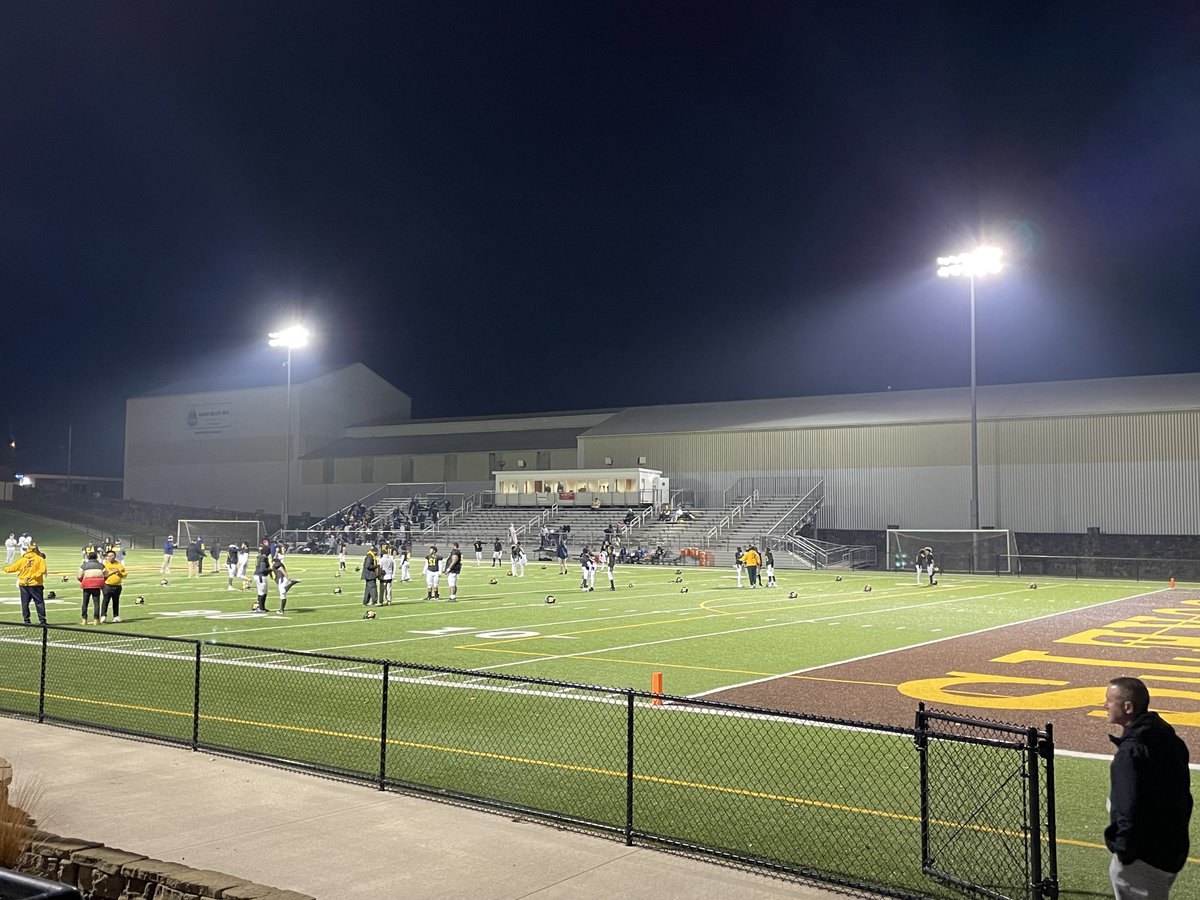 BobGreenburg's tweet image. Farrell is on the field!