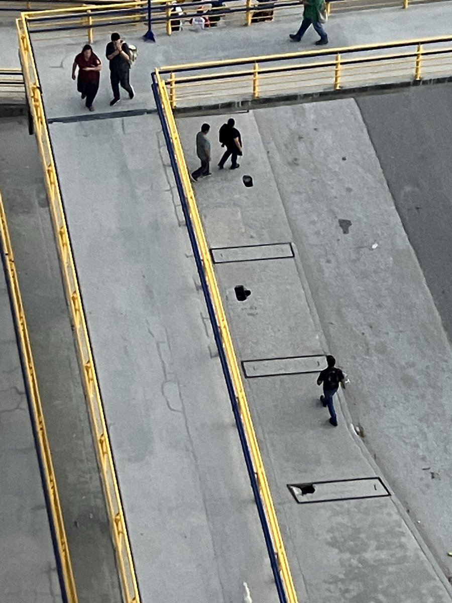 earp58's tweet photo. @INDETURSMR @CarlosPinedoC @chelitodavilam Bienvenidos: pero turistas y minusválidos: cuidado en el puente peatonal del Irotama : trampas mortales en la Celac https://t.co/Onn2RN0zAI