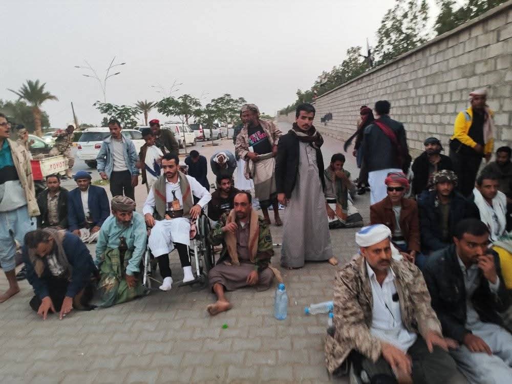 ياقيادةالشرعيه،،المحترمون
نحن جرحى الجيش الوطني قدمنا ارواحنا فداء لهذا الوطن والجروح الذي فينا يأن لها الوطن وتأن لها قلوبنا،
احرمتمونا من مستحقاتنا كالعلاج وغيره، نعاني من عذاب الألم وعذاب الفقروالحرمان، كل وسائل التواصل الاجتماعي تتحدث عن ظلم الجرحى،