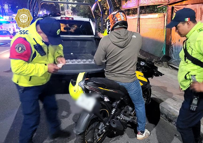 SSC_CDMX's tweet photo. #BoletínSSC | #DispositivoVial | #TRÁNSITO | Efectivos de la Subsecretaría de #ControlDeTránsito de la #SSC, implementaron un dispositivo de #RecuperaciónDeEspacios y #Vialidades, en calles de las colonias #América y #DanielGarza, en la @AlcaldiaMHmx.

Estas acciones preventivas se realizaron con el objetivo de recuperar espacios públicos y así evitar el estacionamiento en carriles prohibidos, en doble y hasta triple fila, sobre banquetas y rampas para personas con discapacidad, principalmente en zonas de hospitales y plazas comerciales, para así agilizar la movilidad vial y peatonal.
https://t.co/vb5PLVSQPI
