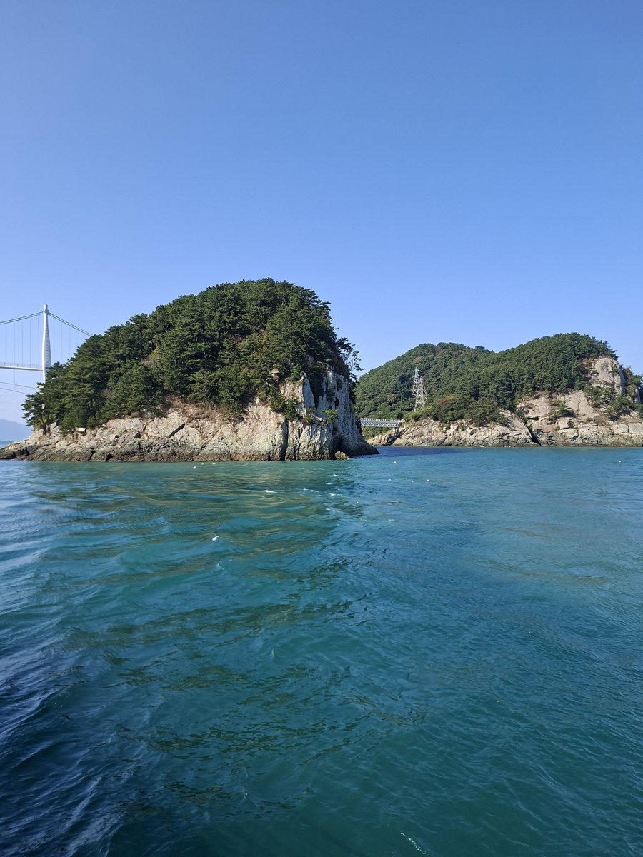 통영의 연화도와 우도 그리고 두섬 사이에 반하도를 아시나요?
세개의 섬이 두개의 다리로 연결되어 있다.
인도교와 보도교.
#통영애온나 #통영 #인도교보도교 #통영여행
#우도와연화도 #통영가볼만한곳