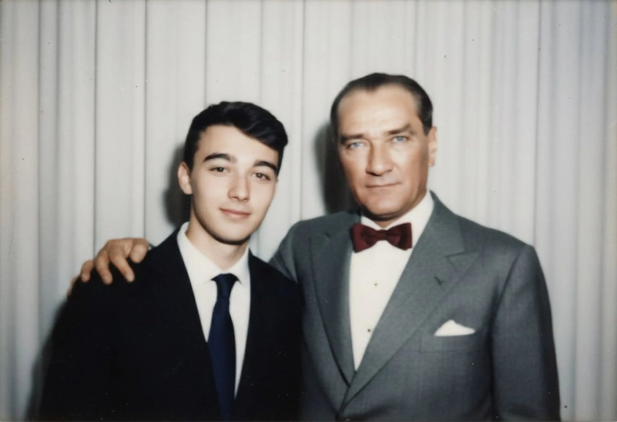 Bugün ve her gün,
Gururla, saygıyla, minnetle:
Seni özlüyoruz Atam.
Işığın yolumuzu aydınlatmaya devam ediyor.