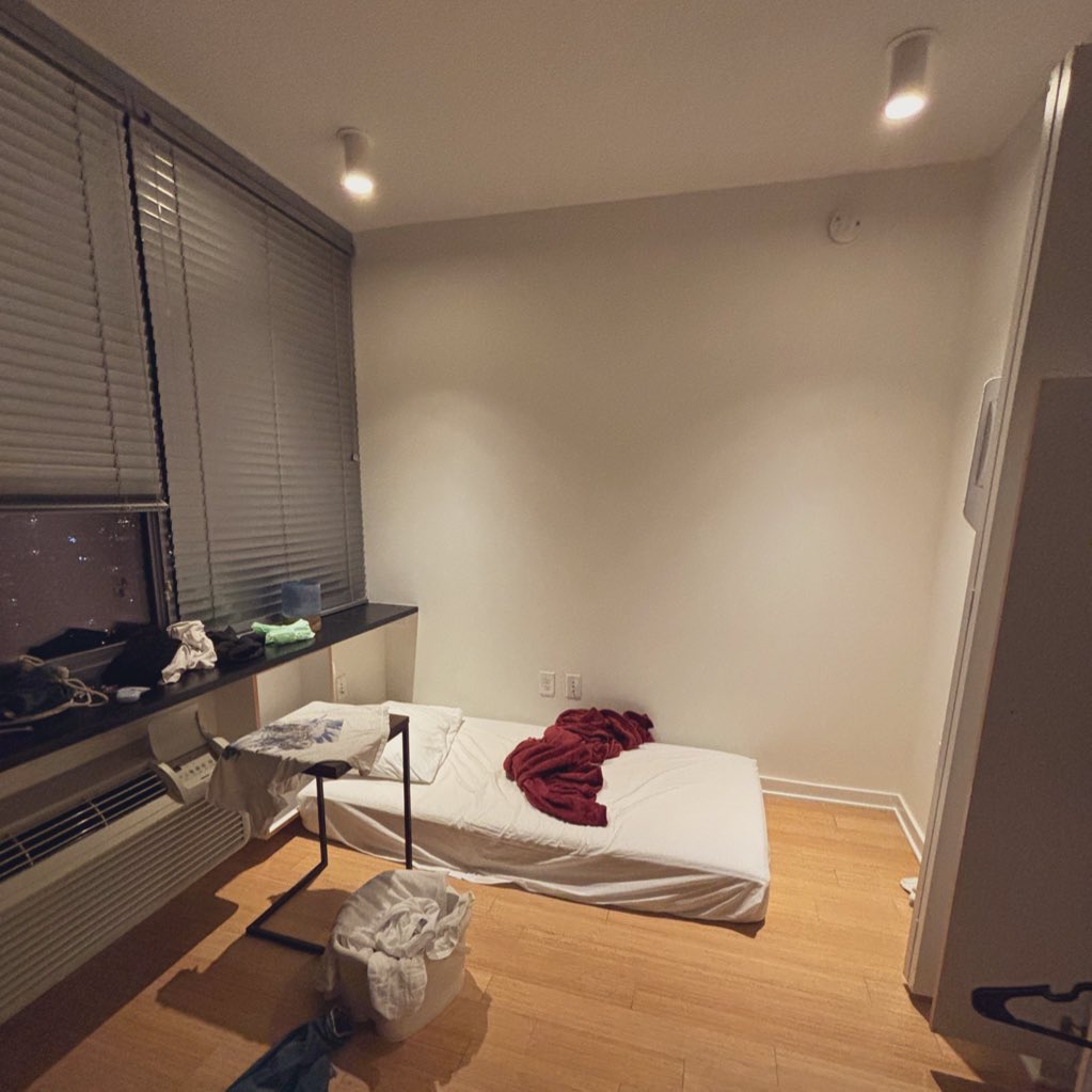 FangYi11101's tweet photo. I thought the “men will make 500k and live like this” thing was a meme but apparently not https://t.co/P5jmZmuBZx