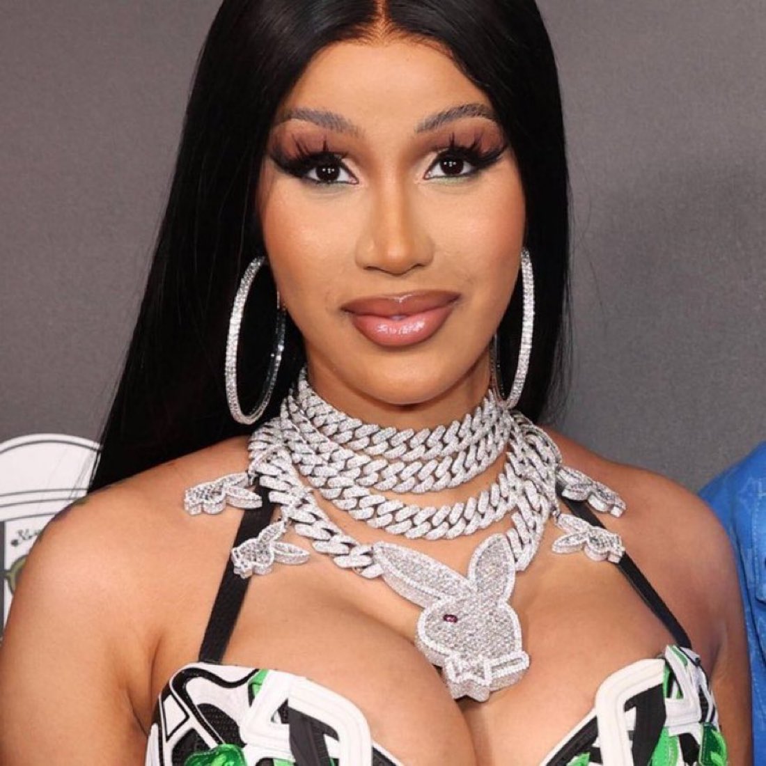 Holland Media tweet media