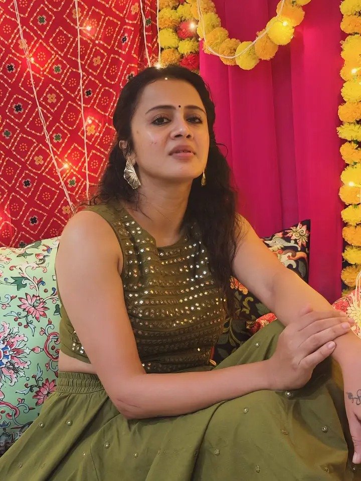 My ex : Potta 🤣

Me : Eyy chumma iru di.. pondatiyoda vandhu iruken 

Ex : 😜 namma love pannum podhu ipdithana solla soluva... Ipo enna vekkam

Me : 😣 adhu ariya vayasu

Ex : ariya vayasulathan en pundaiya kilichiya?

Me : 🙁

Ex : Seri mela vaa... Romba naal aachu panni...