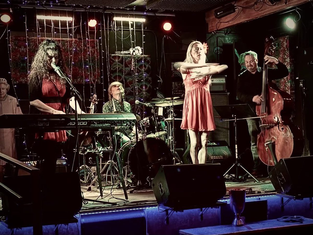 Celestial_Nvgtn's tweet image. Our debut with  Andy   at the Sea Monster Lounge 
#seattle felt spectacular, especially when he let those beautiful solos fly and sparked @ba11er1nado11 magical ballet moves.

inspiring 
Feel Ur Smile - song

#celestialnavigation #seattleband #seattleevents #ballerina