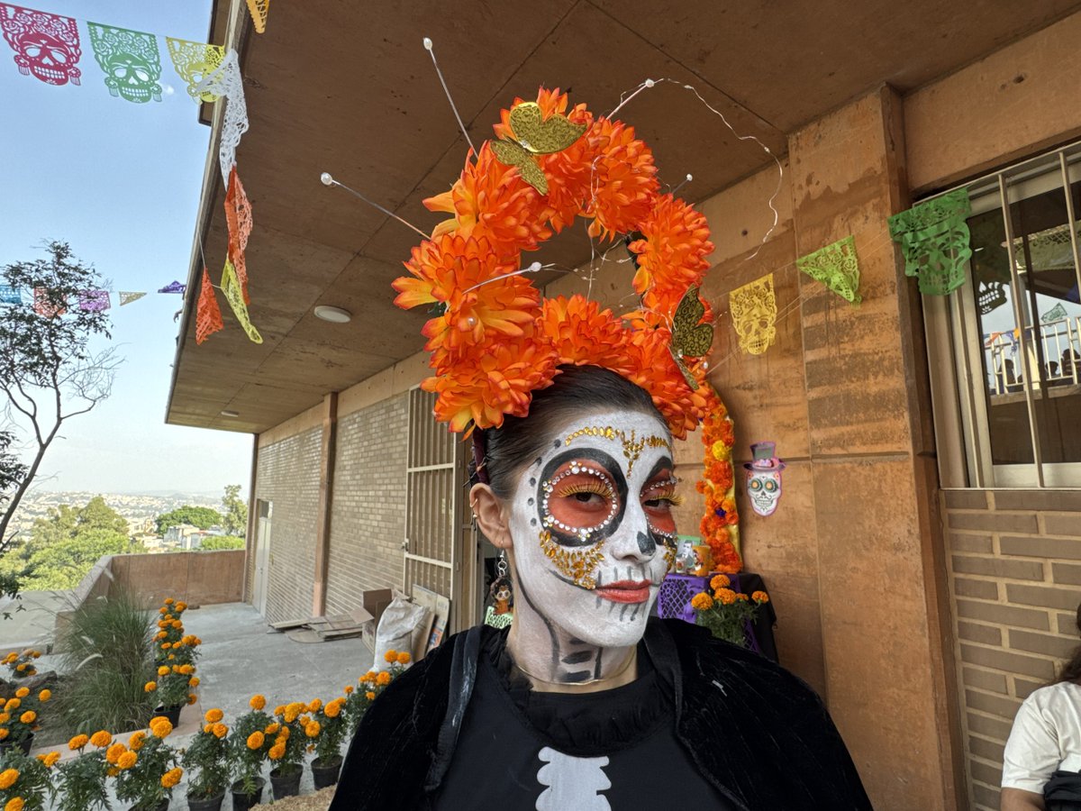 gacetaudeg's tweet image. Flores de cempasúchil, pan de muerto y papel picado llenaron de color el segundo Festival del #DíaDeMuertos en el @CUTlaque_Udeg. 💀🌼🎶

Conoce cómo se vivió esta tradición📸: 🔗 url.udg.mx/a0EF9

Información: Jessica Juárez, #CorresponsalGaceta