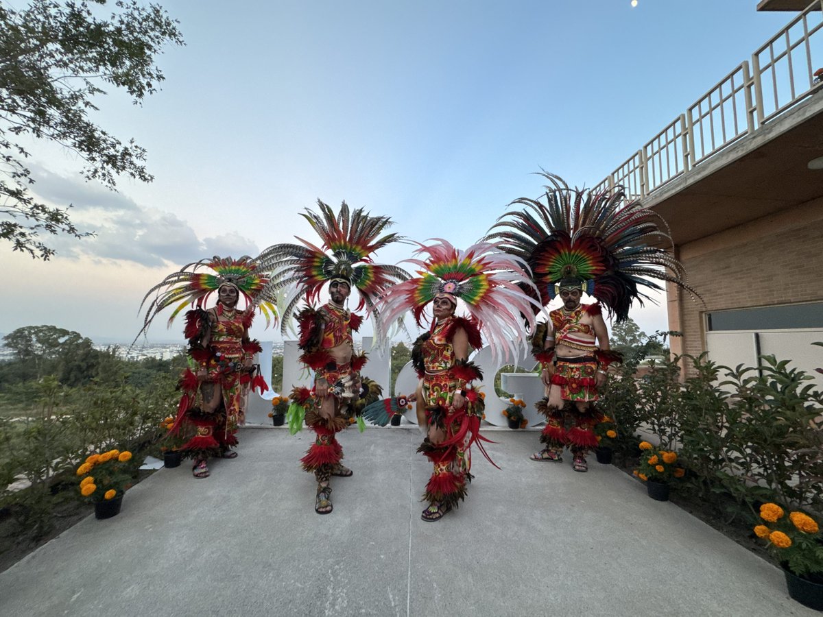 gacetaudeg's tweet image. Flores de cempasúchil, pan de muerto y papel picado llenaron de color el segundo Festival del #DíaDeMuertos en el @CUTlaque_Udeg. 💀🌼🎶

Conoce cómo se vivió esta tradición📸: 🔗 url.udg.mx/a0EF9

Información: Jessica Juárez, #CorresponsalGaceta