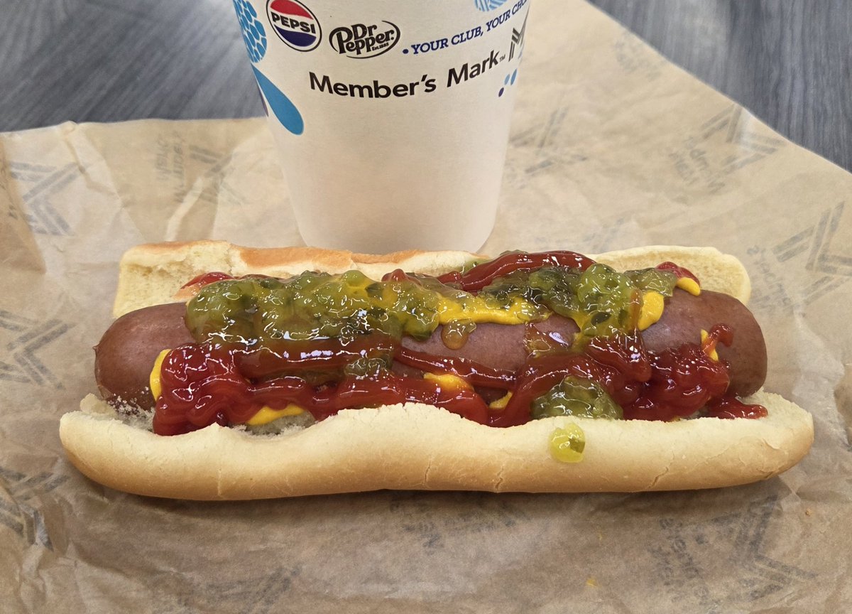 pookondotcom's tweet photo. My roommate needed to go to Sam's Club and I only tagged along because she promised I could have a jumbo hot dog if I behaved in the store. I'm usually on my best behavior when there's a weiner reward waiting for me at the finish line. #weiners https://t.co/goBSABj3ty