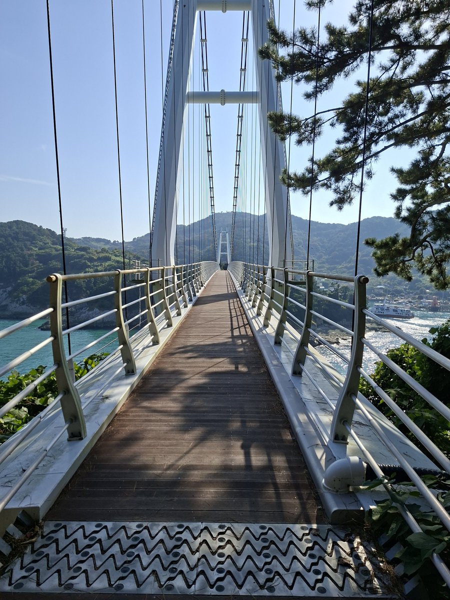 연화도와 반하도를 연결하는 309미터의 최대규모 보도교
#통영애온나 #통영 #연화도와반하도 #통영여행
#309미터최대규모보도교 #통영가볼만한곳