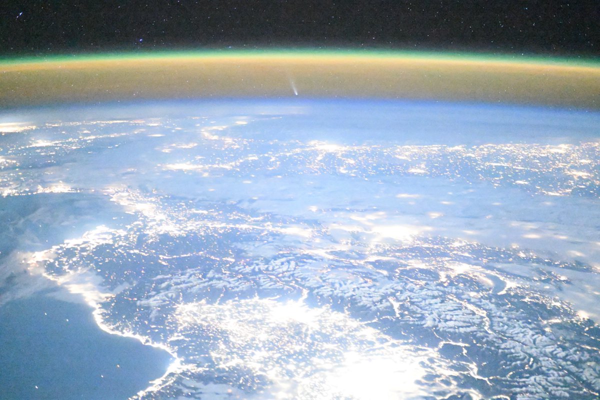 皆さん、こんにちは！
週末はゆっくりお休みできていますか？
私はレモンさんが美しい姿を見せてくれているので、撮影しました。
ヨーロッパの上ですが、特に2枚目は月の光を受けて輝くアルプスの山々と妖精のような彗星とが最高のコンビでした。
写真に名前をつけるとしたら、アルプスの少女レモン？