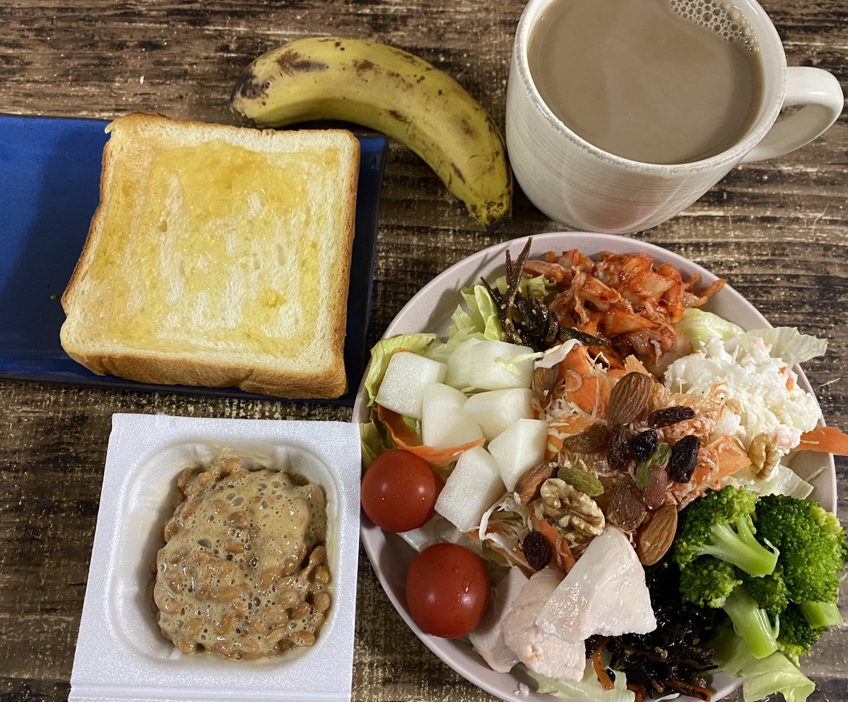 今朝の朝食！오늘의 조식
午前中は雨の模様ですね！朝晩は寒くなってますね！風邪ひかないようにお互いに気をつけながら過ごしましょうね！😌🐰🥦🥕