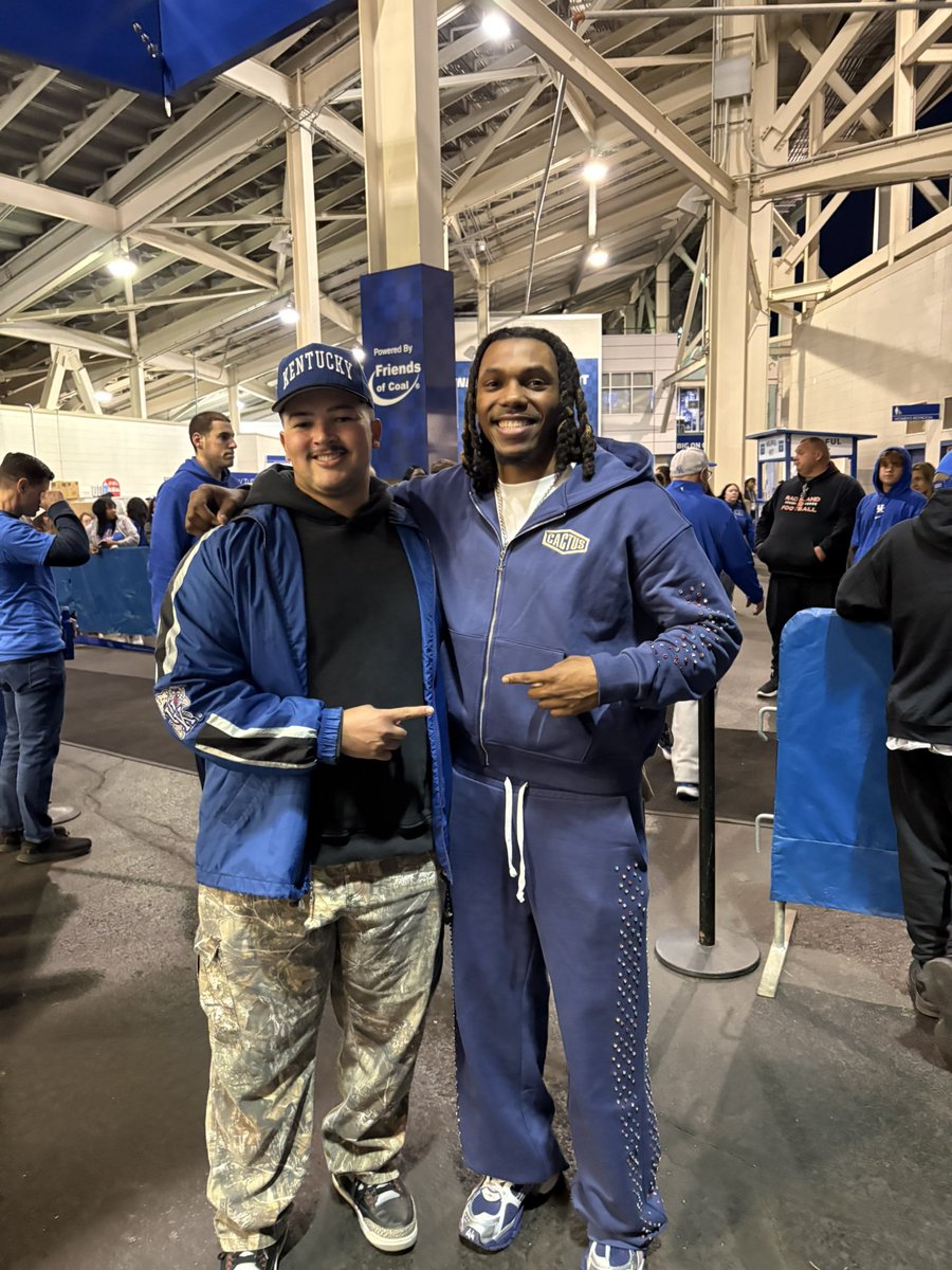 Great seeing two <a href="/UKFootball/">Kentucky Football</a> &amp; North Hardin Alumni at the game tonight. <a href="/isaiahbeasleyy/">Isaiah</a> @lavell3421 #BBN
