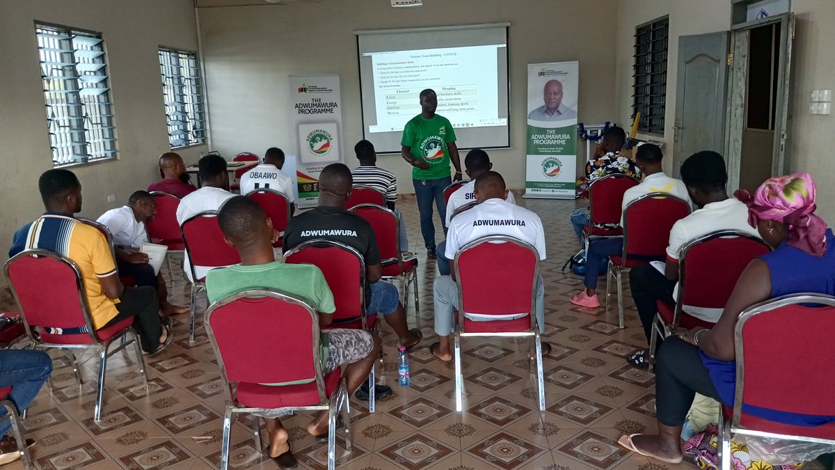 Kleisnetwork's tweet photo. Over the week, our Business Development Training has equipped entrepreneurs with tools to build, manage &amp; grow sustainable businesses. 💡

Innovation + Strategy + Confidence = Impact 🚀
#AdwumawuraProgramme #Entrepreneurship #BusinessGrowth https://t.co/FH5aDGhV1F