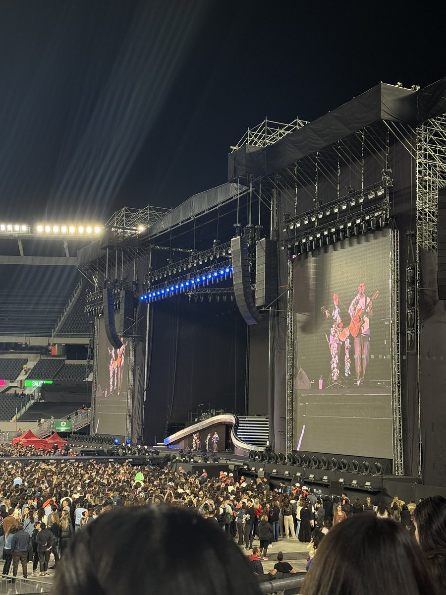 lo último que me faltaba coincidir en el recital de dua lipa con la pelotuda de yami safdie
