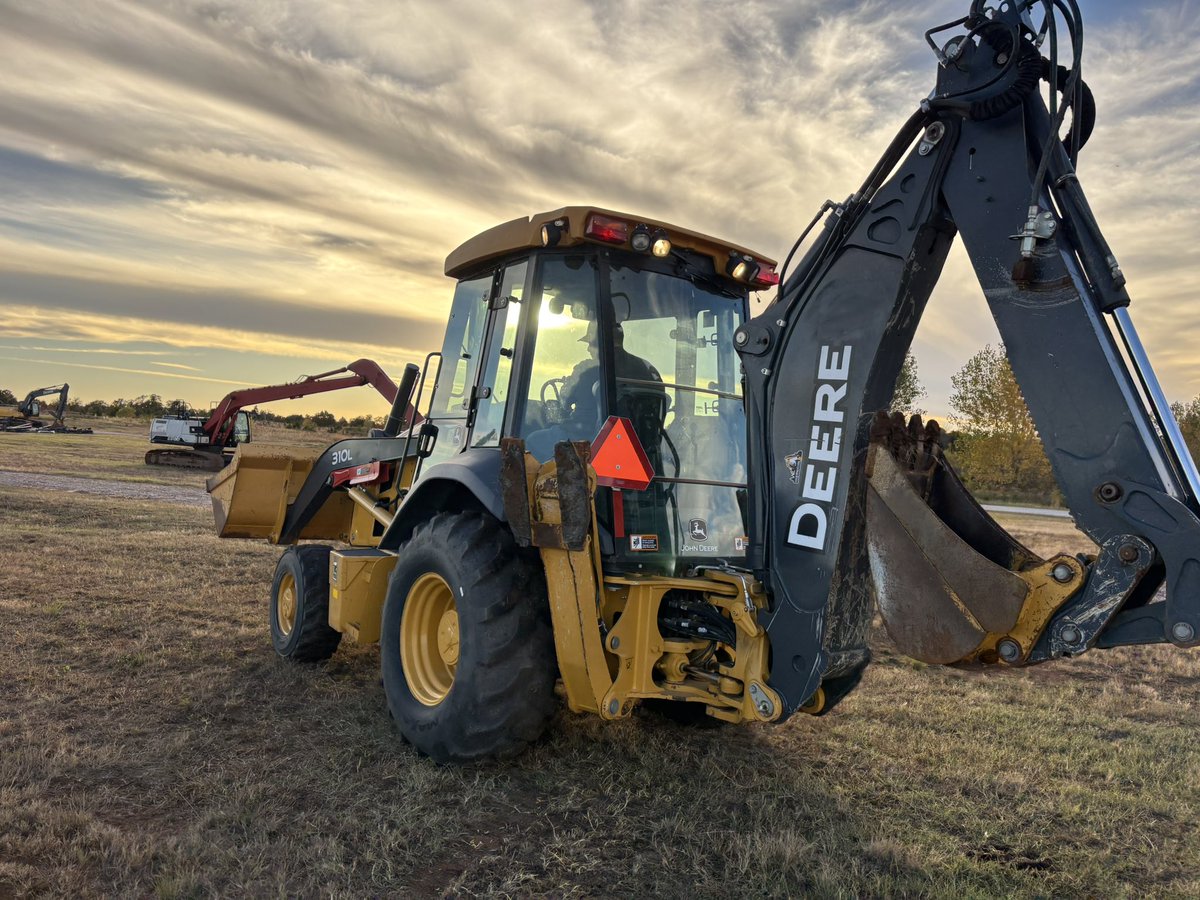 It was a great evening for showing the John Deere backhoe 🦌 i35Equipment.com 🇺🇸 #backhoe #sunset #sky