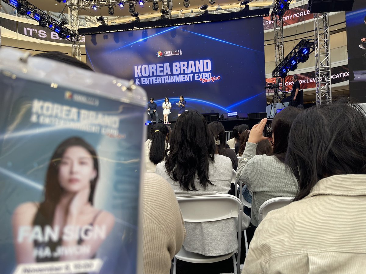 imo_eilla's tweet image. I’ve been a big fan of Ha Jiwon since ‘Secret Garden’ and seeing her irl was a dream come true! 🥹💖

#hajiwon 
#KBEE2025 #KBEEGLOBAL
#KBEENEWYORK