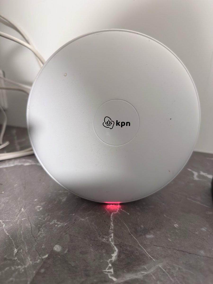 ekolste's tweet photo. Bedankt @KPN voor het “vermoorden” van mijn SuperWifi punten na jullie update. Nu moet ik dus nieuwe kopen, omdat jullie update mijn wifipunten om zeep heeft geholpen. 

Ik krijg dan wel een nieuwe modem na 10 jaar, maar die Superwifi punten kan ik dus weggooien. Zijn #schroot.. https://t.co/y2ZgZSVz9c