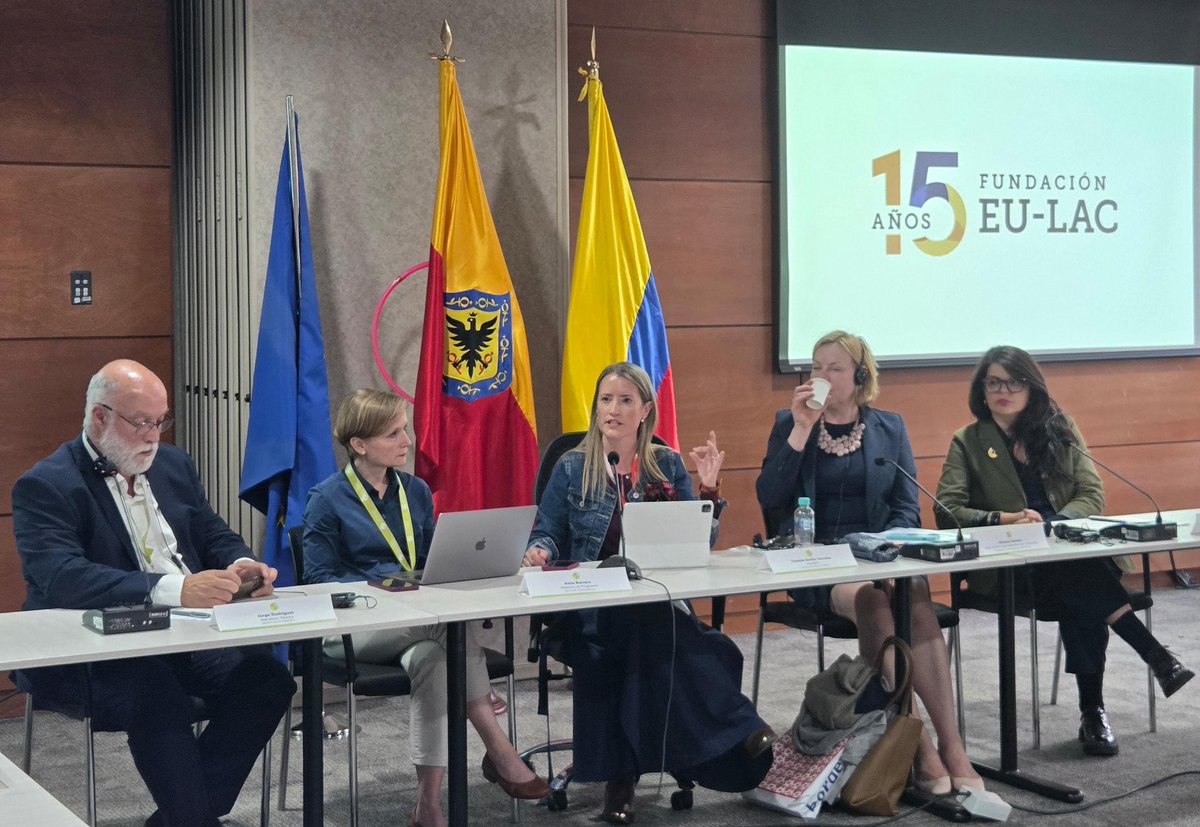 El #GlobalGateway no puede ser una estrategia de Estados, debe ser una alianza birregional. Desde el @ForoUELAC en Bogotá, Exigimos una gobernanza multinivel real para q la inversión aterrice con transparencia xq no hay prosperidad sin territorios fuertes.
#EUROterritoriAL #FEMP