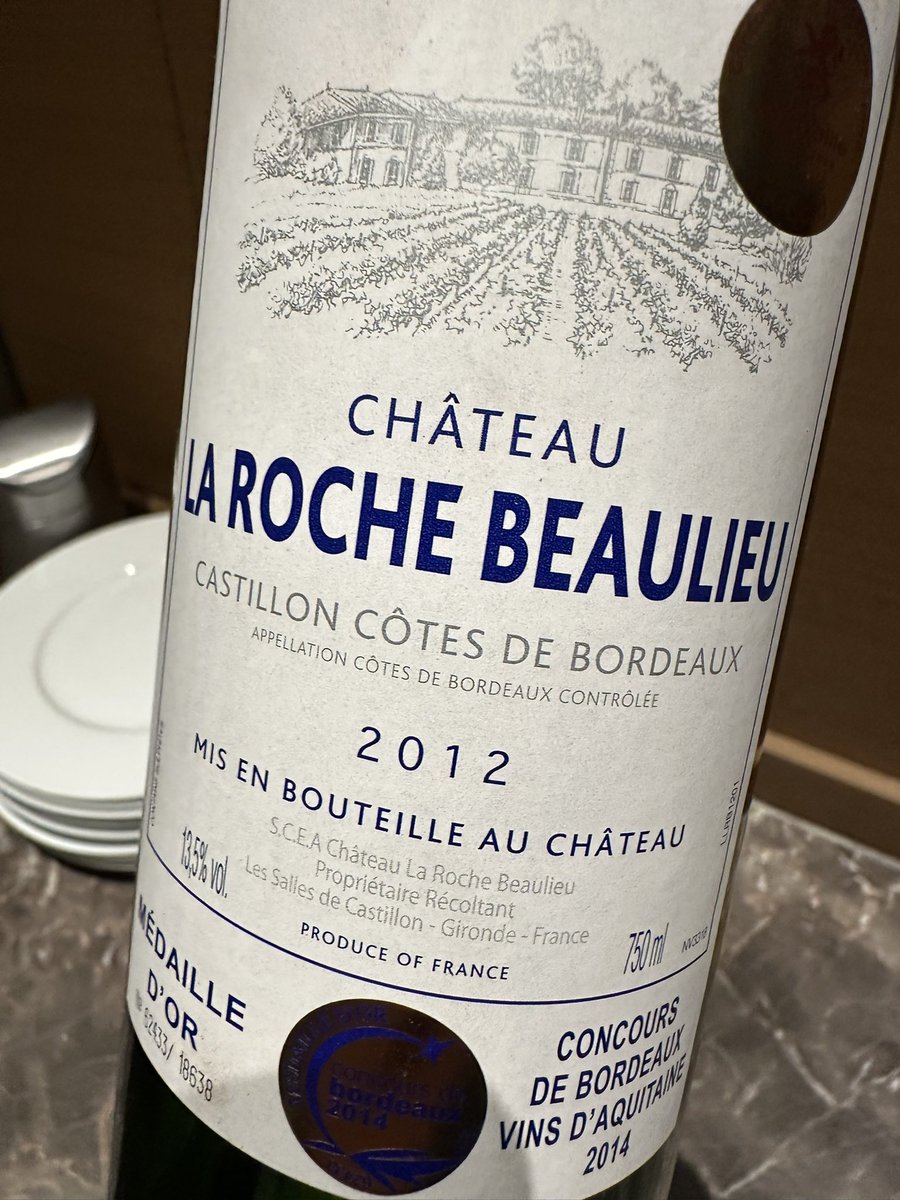 Finally tried a turtle in Hangzhou. Very special, softly chewy texture, delicious, nice match with a no-name right-bank 2012 Bordeaux that the restaurant must have had in their cellars for ages, since no one seems to drink grape wine here. Shame, because the food is very wine