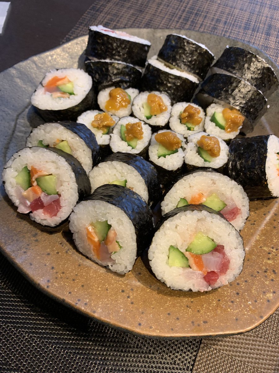妻作朝ご飯、海鮮太巻きとカッパ巻き雲丹のせ出来上がり🤗