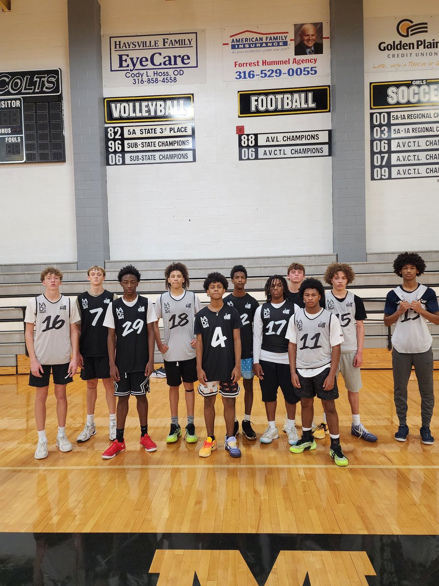 Hardworking group today led by Coach Vincent Williams — getting ready for the high school season, good luck to all these guys 💯

#OOU | <a href="/therealcoachv/">vincent williams</a> | <a href="/madehoops/">MADE Hoops</a>