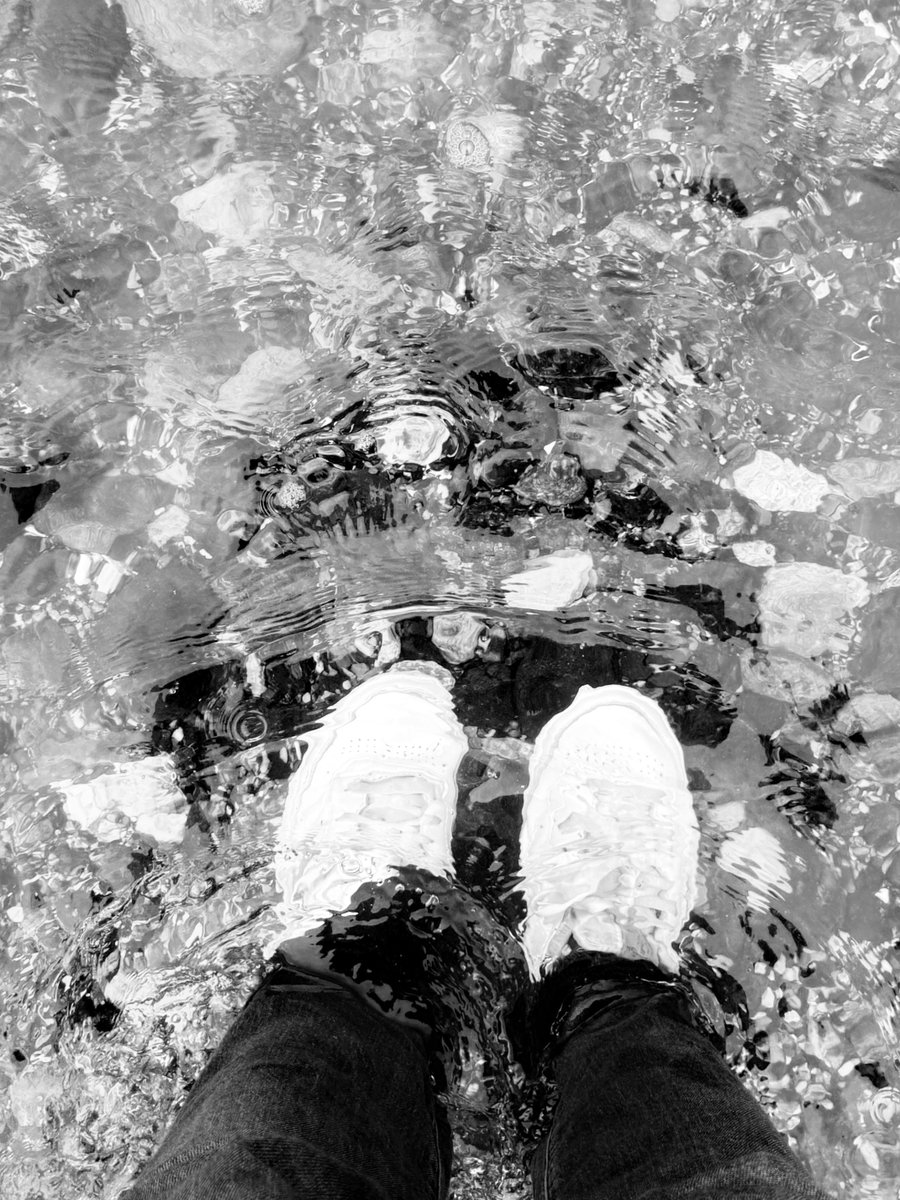 Alonein43672278's tweet image. #photography #blackandwhite #composition #shoes #sea #wet