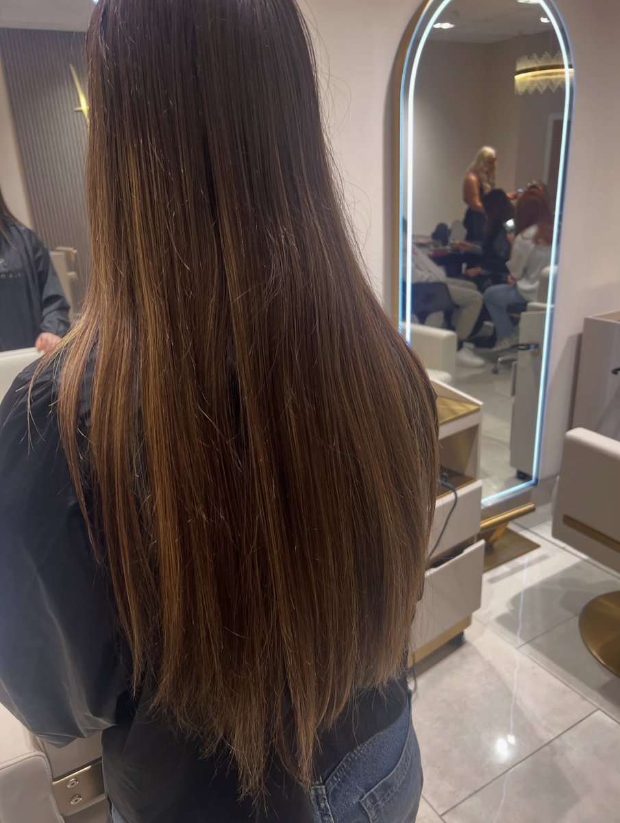 FlyingHorseWalk's tweet image. instagram.com/hausofhairbysa…
@hairandfacebyhannahmeakin 
Sun-kissed, seamless, and effortlessly low-maintenance 🌞✨
The perfect balayage for that lived-in, natural glow 🤎

#Balayage #LivedInBlonde #SeamlessBlend #HairByHannah #HausOfHair #NottinghamHairdresser #BalayageSpecialist