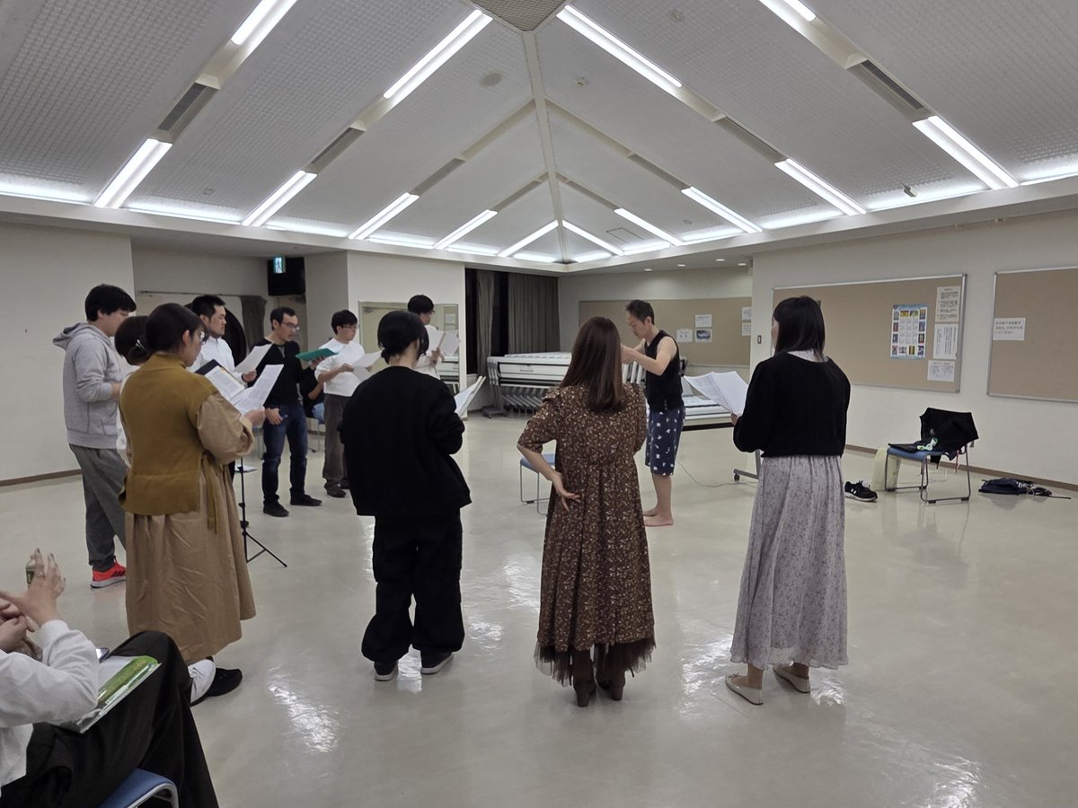 chorus_mizunoke's tweet image. 11/8(土)

今期最初のピアノ合わせでした🎹
ピアノ伴奏が加わったことで曲の全体像もより掴みやすくなり、世界観に入り込めていたように思います、
多分（笑）
また、衣装や小物の用意が大方整ったということで、衣装合わせも行われました👚実際に皆で試着して、方向性を確認しました😊