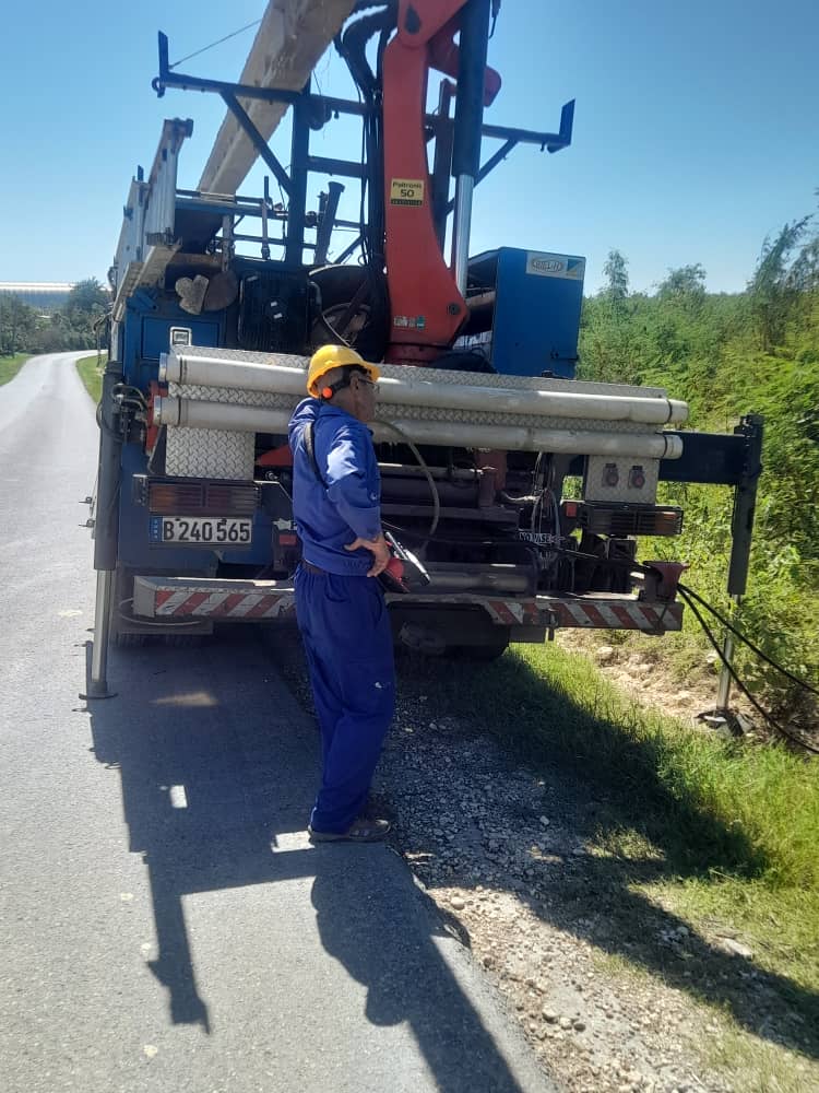 La brigada de línea #Mayabeque continúa sus labores para recuperar las redes de telecomunicaciones en Santiago de Cuba luego de los estragos que dejó a su paso el huracán Melissa por el oriente de nuestro país.
#EtecsaConCuba