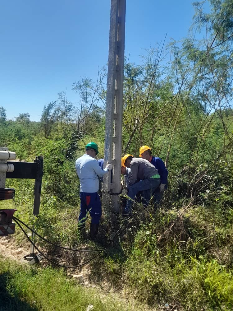 MaydelinRa's tweet photo. La brigada de línea #Mayabeque continúa sus labores para recuperar las redes de telecomunicaciones en Santiago de Cuba luego de los estragos que dejó a su paso el huracán Melissa por el oriente de nuestro país.
#EtecsaConCuba https://t.co/nvop8iCUla