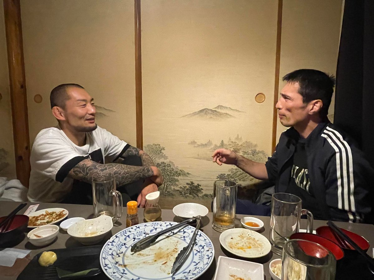kaitentaisyugi's tweet photo. ROMAN2アフタートーク。やはりお題は「門脇さんはスパイダーキック三角絞めをどう極めさせなかったのか」
寝技仙人に教わる私。
#ROMAN
#ROMAN2
#門脇英基 https://t.co/apF7W1zvu6