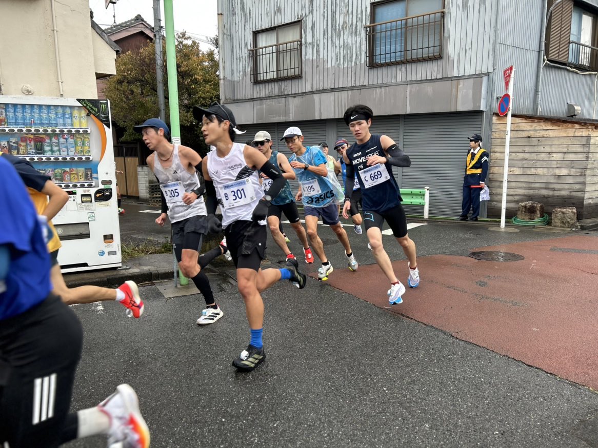 ＼駒澤大学前／
雨で気温が低いですが、ランナーのみなさんが駆け抜けていきます🏃！
 
#setagaya246 #スポーツ #駒沢公園