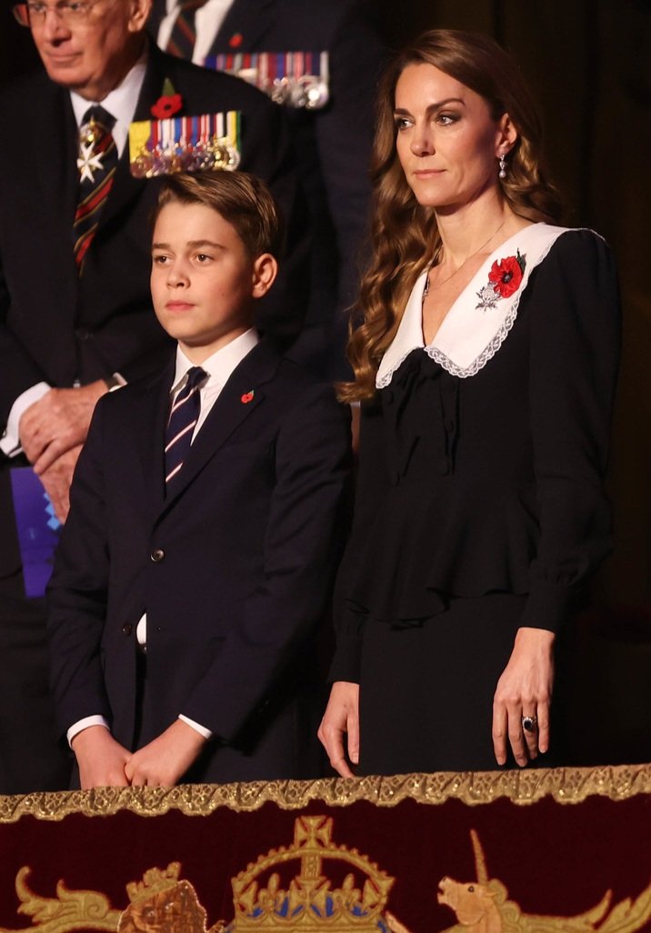 lovewalesfamily's tweet photo. The Princess of Wales with Prince George during the Royal British Legion Festival of Remembrance tonight 🌹🎶🖤 https://t.co/bioQPi4jkQ