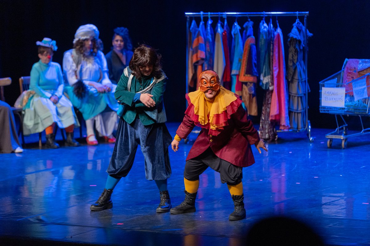 MireiaG_S's tweet photo. Gaudim de El Burgés Gentilhome d’Alquimistes dins del FITI al Teatre Sagarra, un projecte que fa de la cultura una eina d’inclusió i emoció. Recordem amb estima els que ja no hi són, sempre presents en l’ànima del festival. 💜 #SantaColoma #FITI https://t.co/NZA4A8mxuA