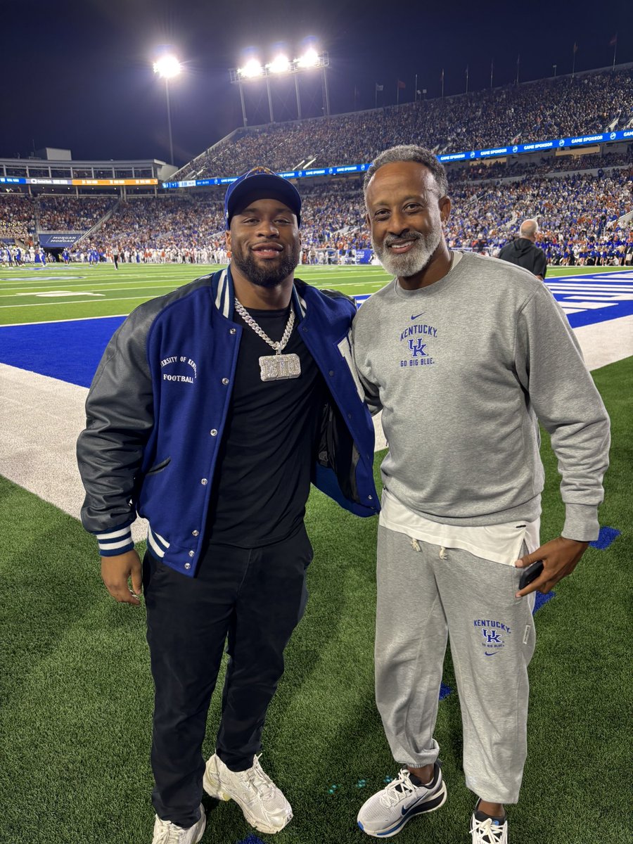 raydavis's tweet image. Heard @ClaraStrack back home, the hometown hero… Hate I’m going to miss Coach Brooks and @KentuckyWBB play at Buffalo tomorrow! Get the dub for all the Kentucky Bills out there!