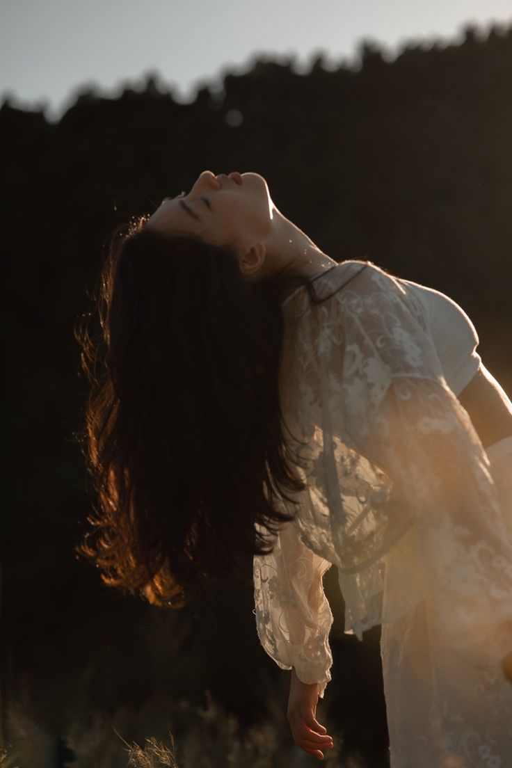 في اعماق الليل تتجلى الذات بلا أقنعة
حيث لا يقاس الوجود بما يحيط بل بما ينمو في باطن الروح
تظهر القوة والضعف كأنهما وجهان لمرآة واحدة
والسكون يصبح حاضنة للحقيقة ليس الضوء من يحدد الطريق بل عمق الفهم والوعي
الإنسان حين يواجه الظلام لا يختبره الخارج بل يكتشف أعماقه ....