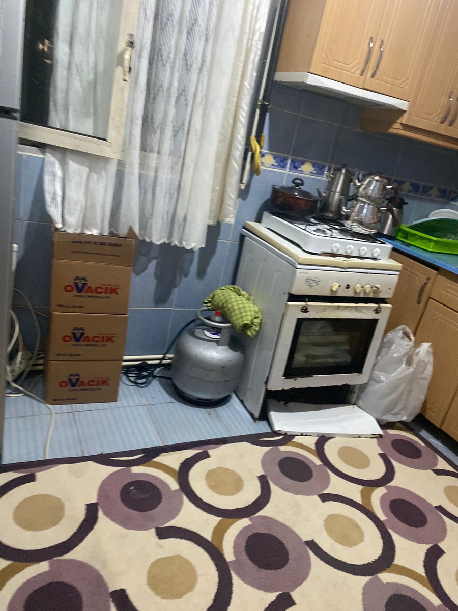 suunfloweergrl's tweet photo. Bakın o yangında ölen Esma Gikanın evi hepsi evine ekmek götürmek için çalışıyordu yazık günah https://t.co/7gZLkbxbUI