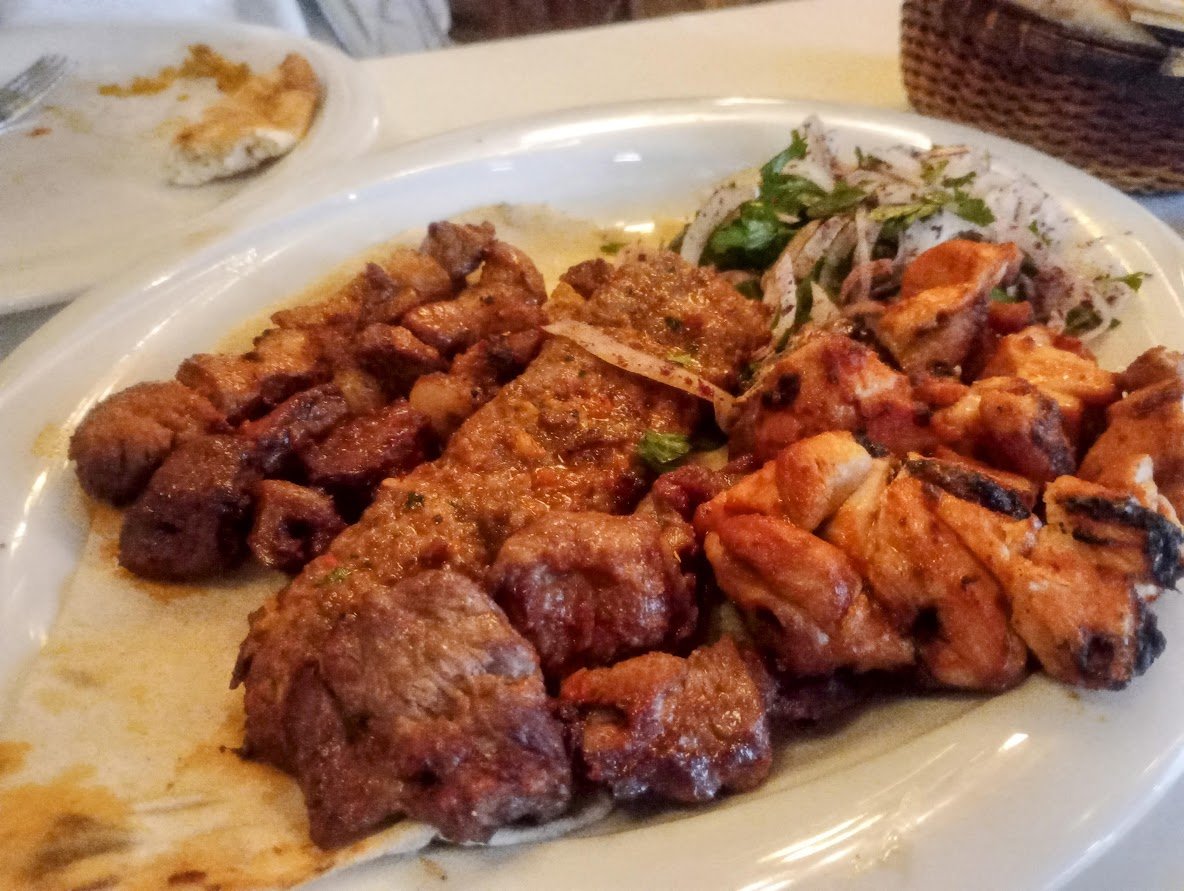benkiiii's tweet photo. ・サラダや漬物、パンが無料でついてくるお店、大好き。「無料」のワクワク感がたまらない。
・ナスをうまく使った料理、それも好き。焼いてあるのもニンニクと和えてあるのも好き。
・安価な煮込み料理屋さん、ホロホロで美味しい。貧しめ観光客が集っていた。
・羊と牛と鶏のケバブ。美味しい。当然 https://t.co/pHi12Yb4EE