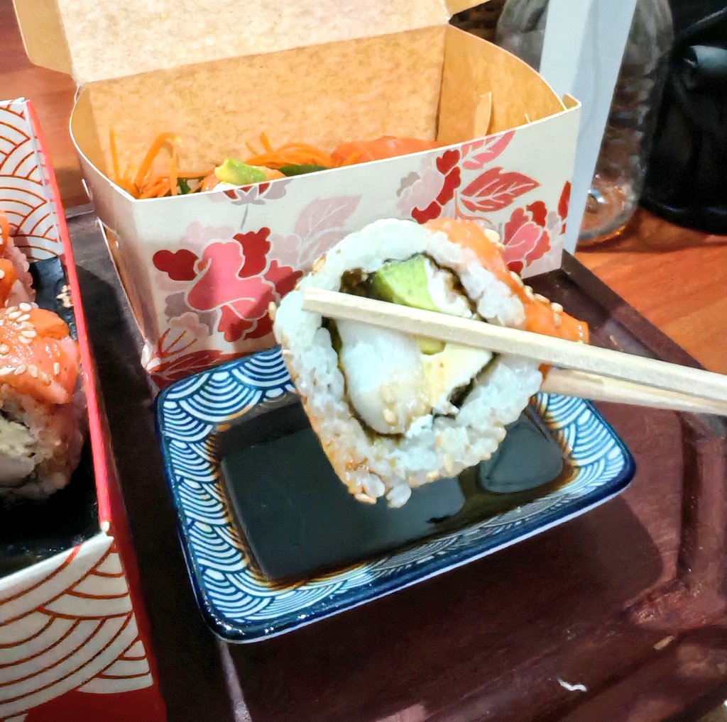 Qué fruta noble el sushi, qué divinura el empaque y qué adorable mi cómplice en el asunto este e comerlo.