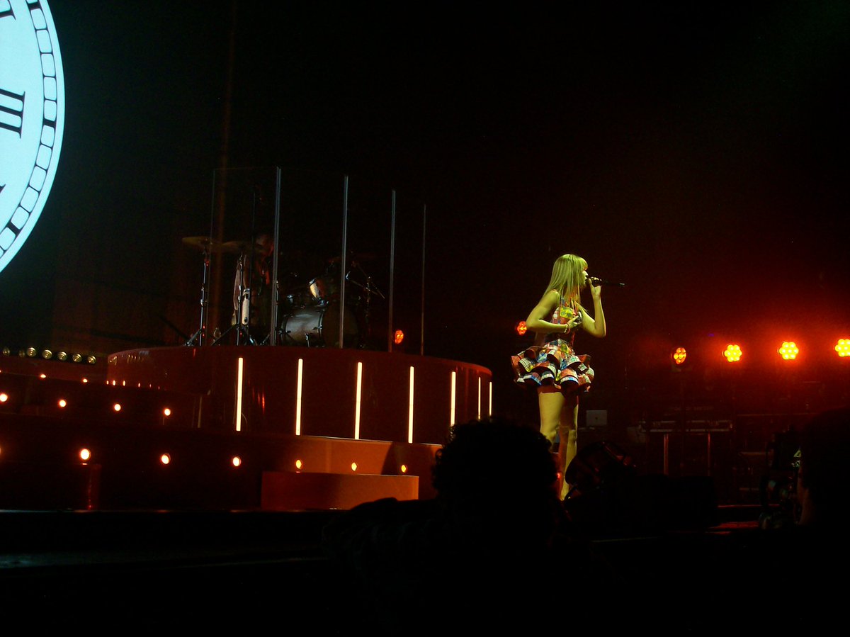 chaos__chapter's tweet photo. 2 days later and still all I can think about is pinkpanthress’s show. She did her big one with this tour and I’m so sad I don’t have tickets to d3 of La cause the production is EVERYTHING ❤️💙 https://t.co/lrkvfQdb1d