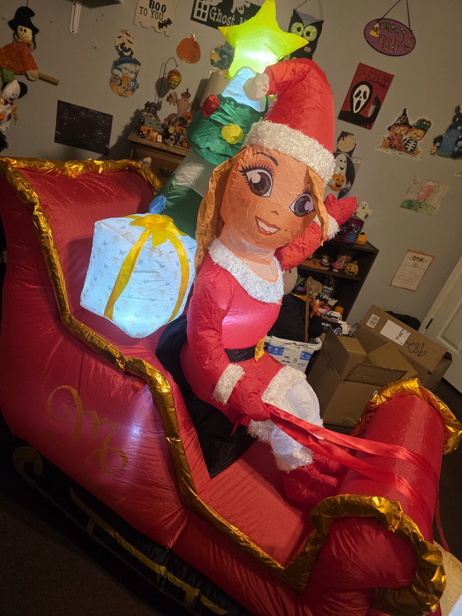 jasonborkowski4's tweet photo. Oh my gosh!☃️🎄🎅🏽 I'm so excited I finally got the Mariah inflatable!🥰🐑 @MariahCarey #mariahszn https://t.co/g6AiFEqleM