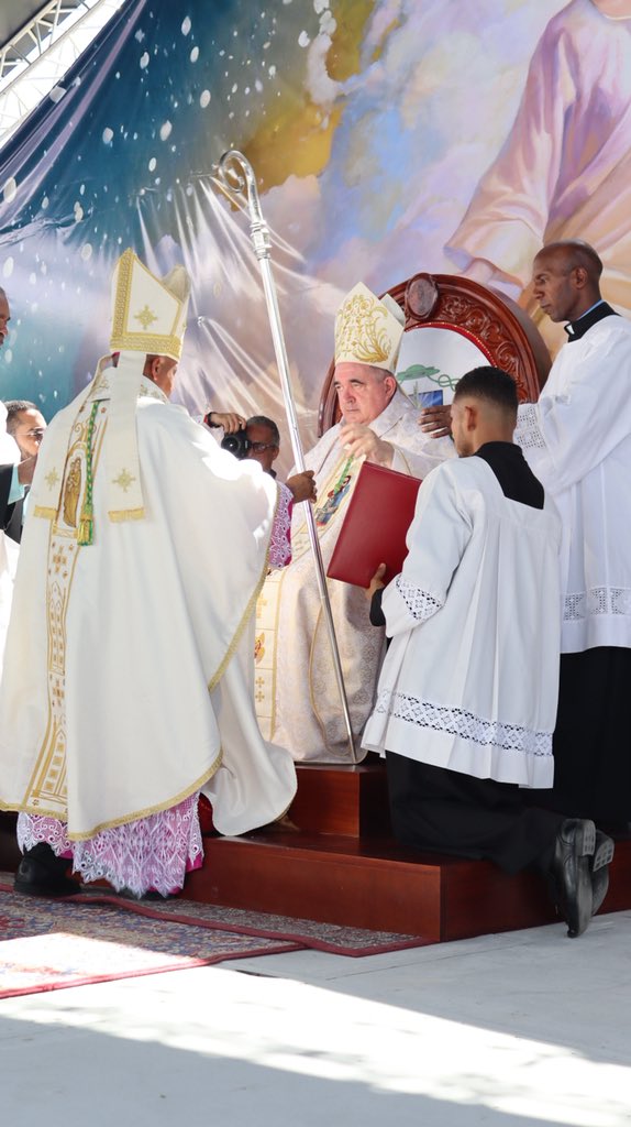 Con la imposición de manos, la unción sagrada, la colocación del anillo, la mitra, y la entrega de báculo, Mons. Manuel Antonio Ruiz es consagrado #Obispo, su nueva misión. 
 
Oremos por el obispo y por toda la diócesis para que el Espíritu Santo descienda sobre ellos. 🕊️
 
#CED