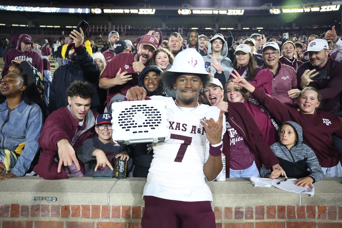 AggieFootball's tweet photo. The victory vibes do not stop for construction

#GigEm | @TurtleboxAudio https://t.co/eku3sanjBu
